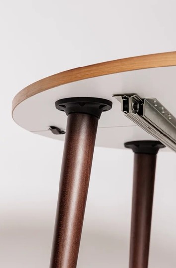 Кухонный раздвижной круглый стол Шпон Ореха д. 100 см МДФ ножки вишня в Москве - изображение 4